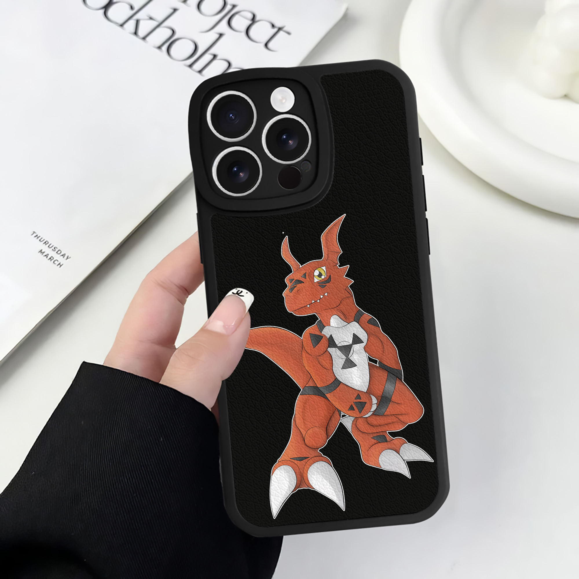（画像用） Digimon デジタルモンスター/デジモン 【iPhone 16シリーズ対応】シリコンスマホケース（レザー調） 材質：シリコン